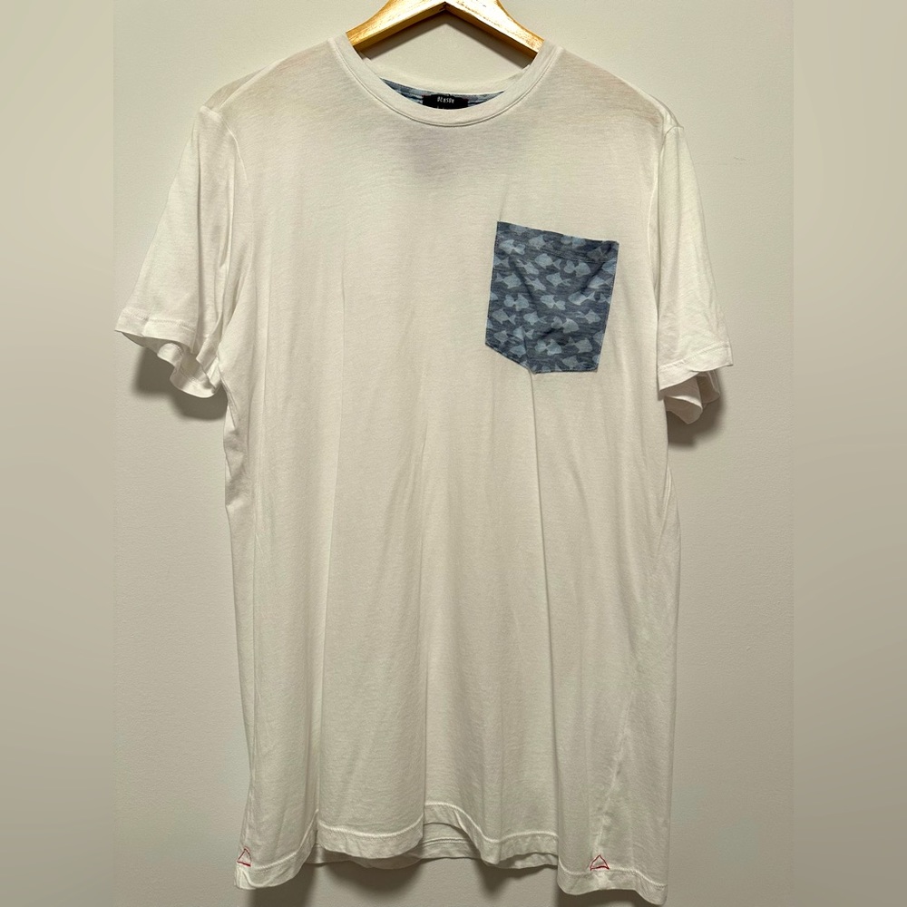 Men’s Benson t shirt Size L in White with pocket